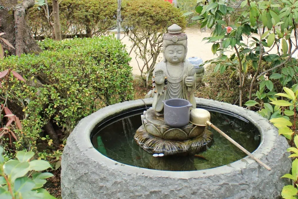 Bassin d'eau avec statue.