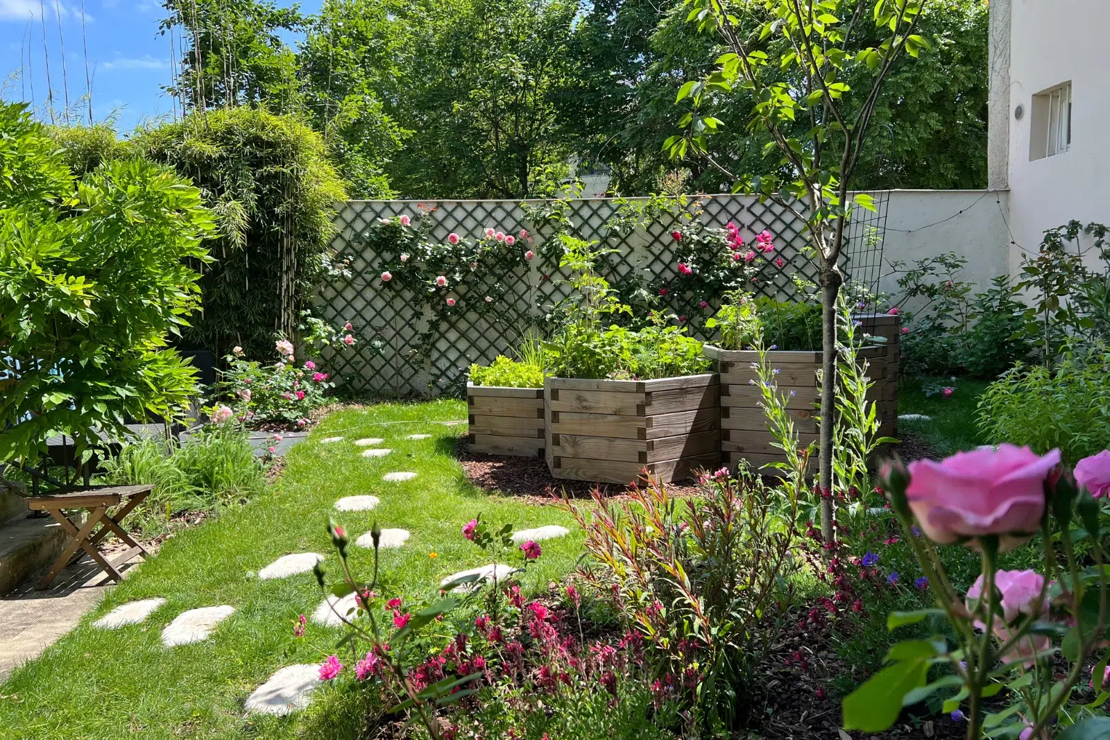 Potager surélevé avvec structures en bois dans un jardin