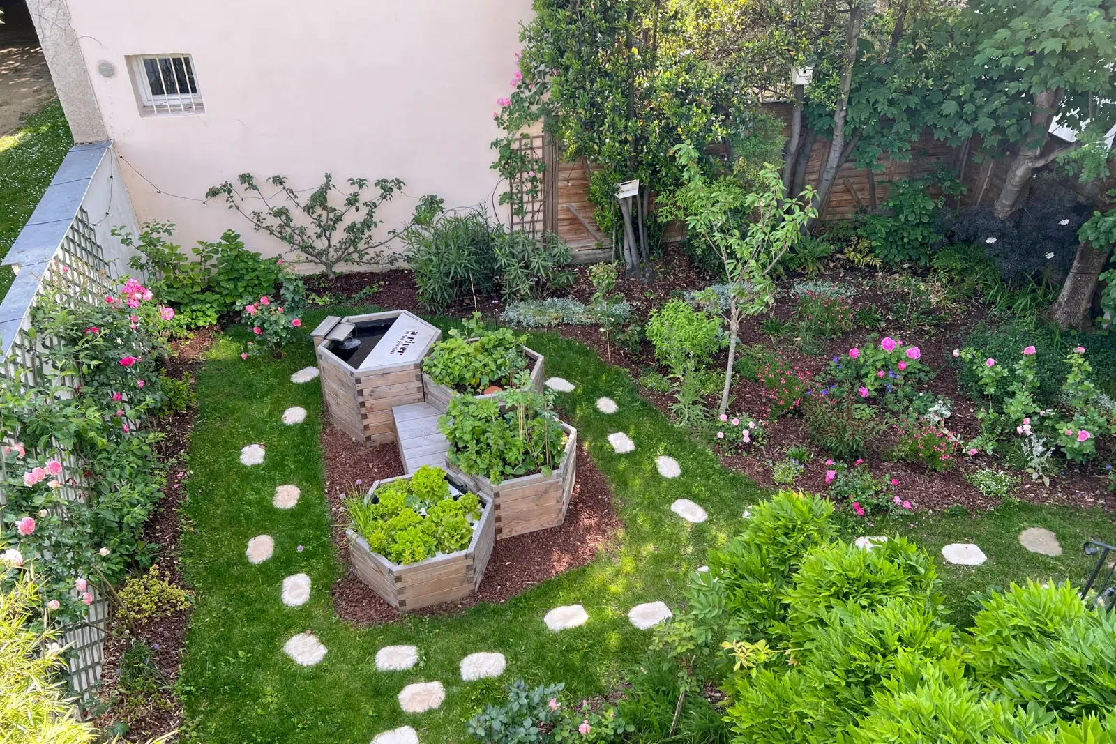 Système aquaponique dans un jardin.