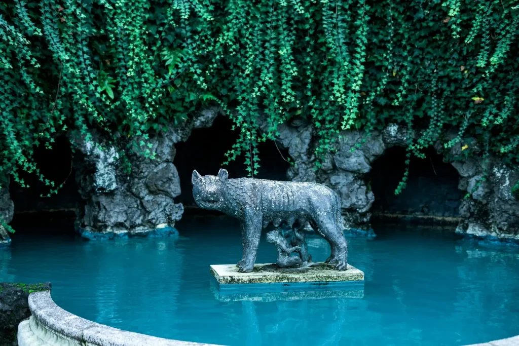 Bassin de jardin avec plantations et statut.
