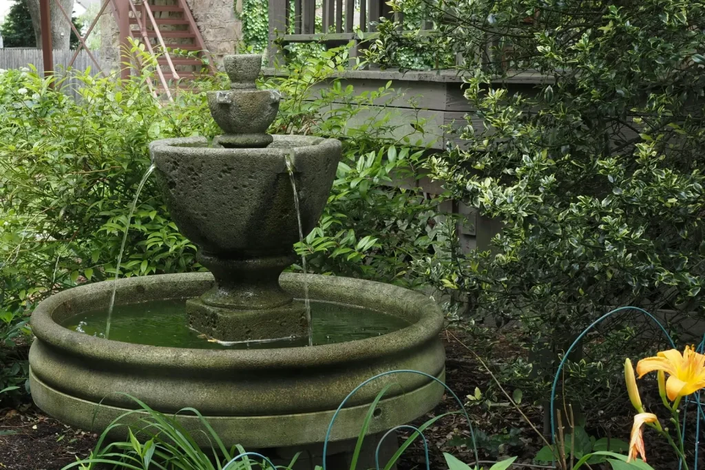 Fontaine en pierre dans un jardin