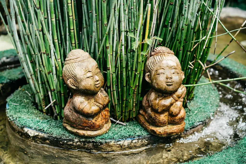 Fontaine avec bambou et statut bouddha 