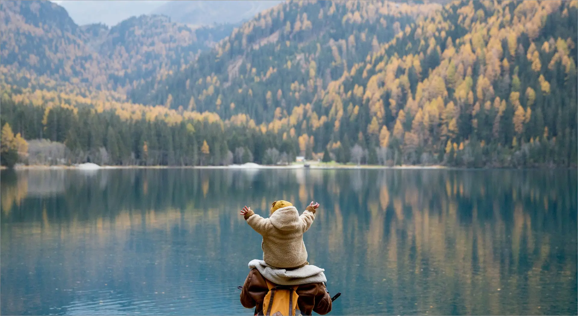 pere et son enfant qui sont devant une étendue d'eau