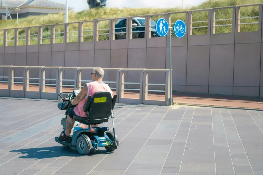 Personne de dos sur un fauteuil roulant électrique