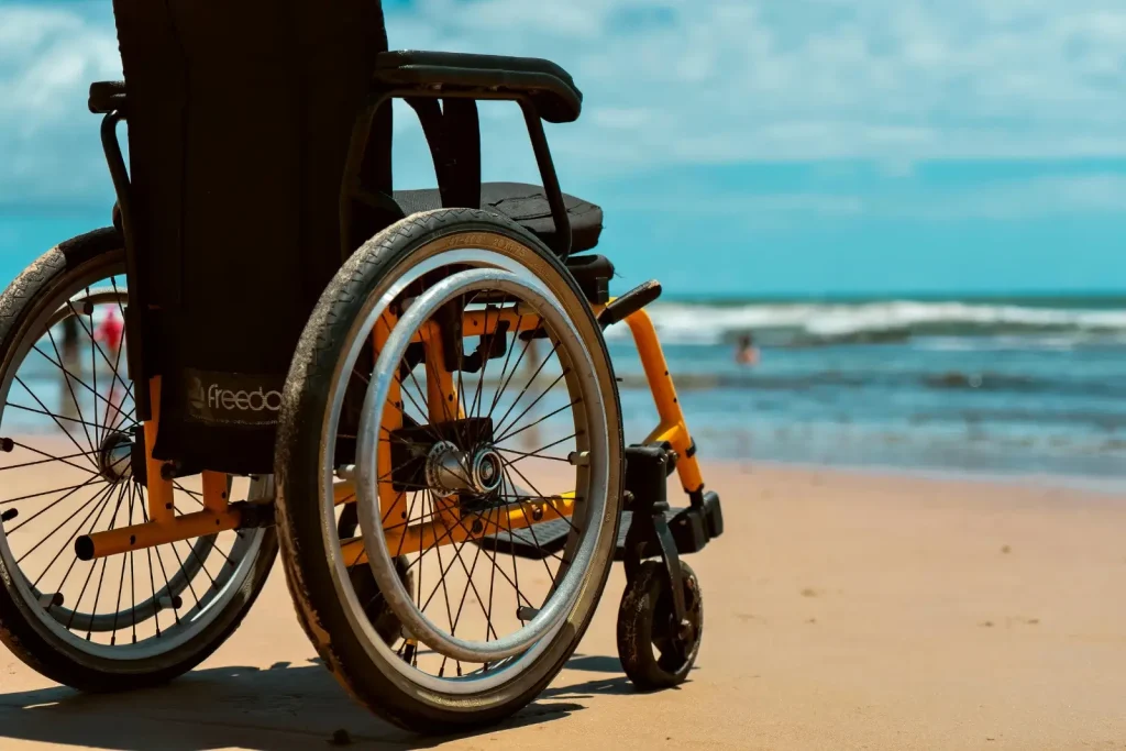 Fauteuil roulant devant la mer