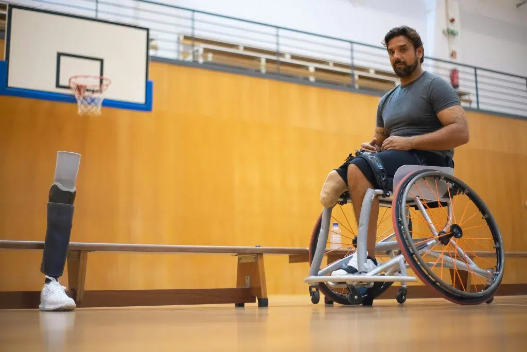Homme paraplégique en fauteuil roulant