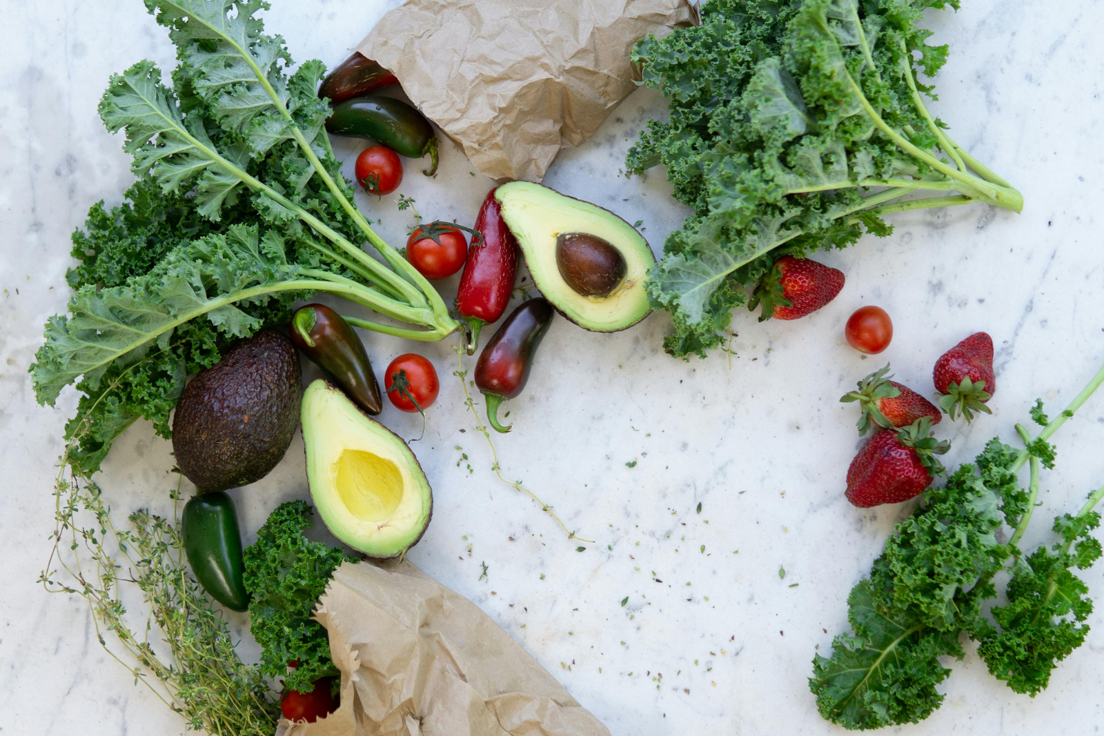 Divers légumes sur une table